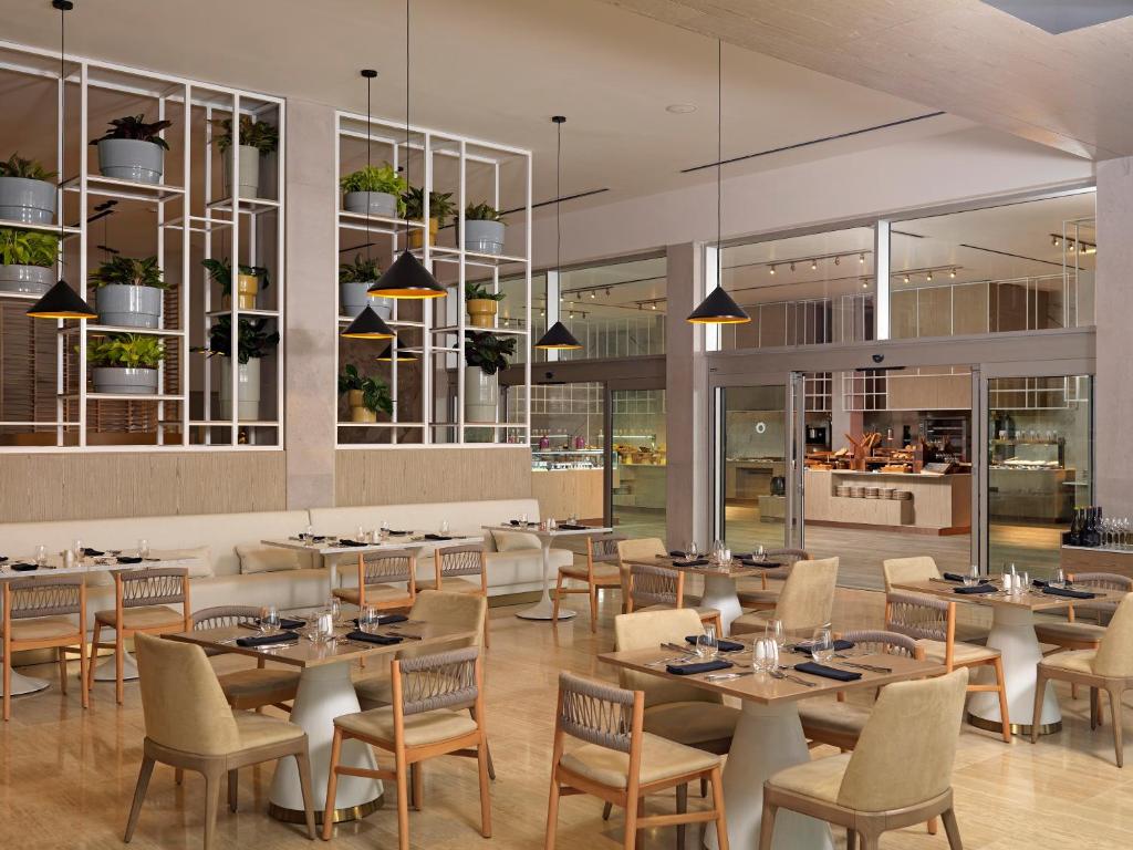 Un restaurante o sitio para comer en Paradisus Grand Cana, All Suites - Punta Cana -All Inclusive