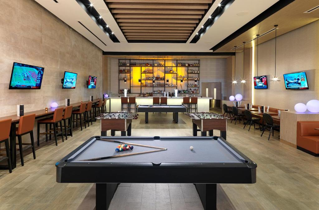 Una televisión o centro de entretenimiento en Paradisus Grand Cana, All Suites - Punta Cana -All Inclusive