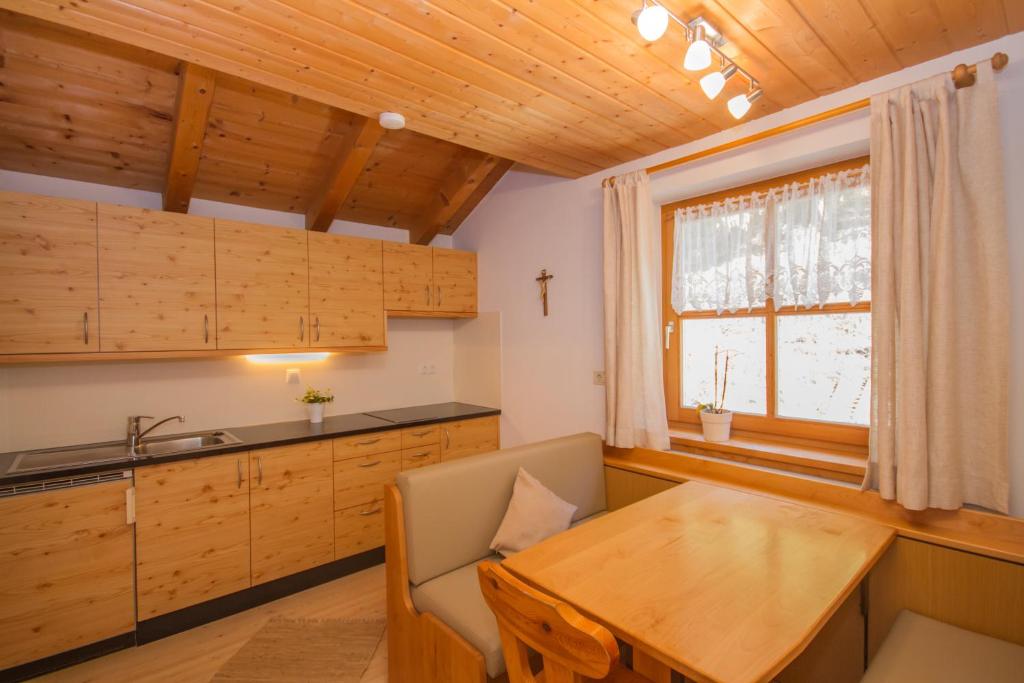 A kitchen or kitchenette at Birkenhof
