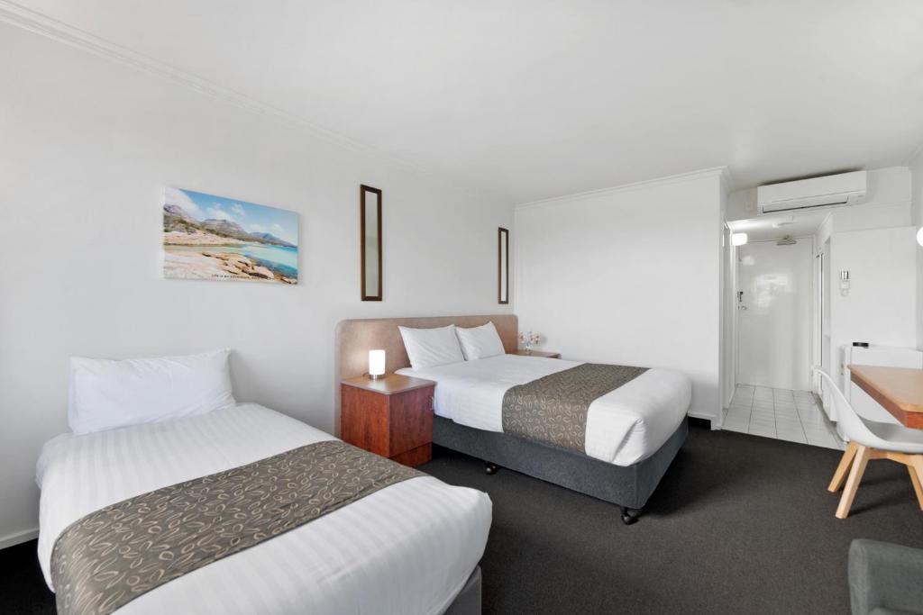 Coach House Launceston - Deluxe Double Room