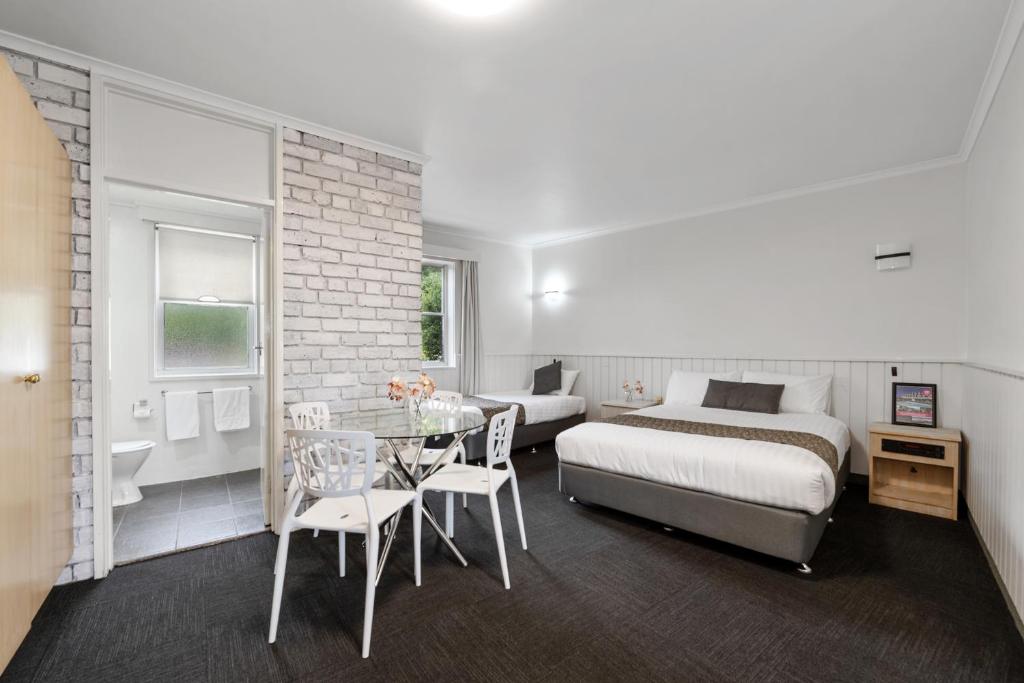 Coach House Launceston - Family Room (5 Adults)
