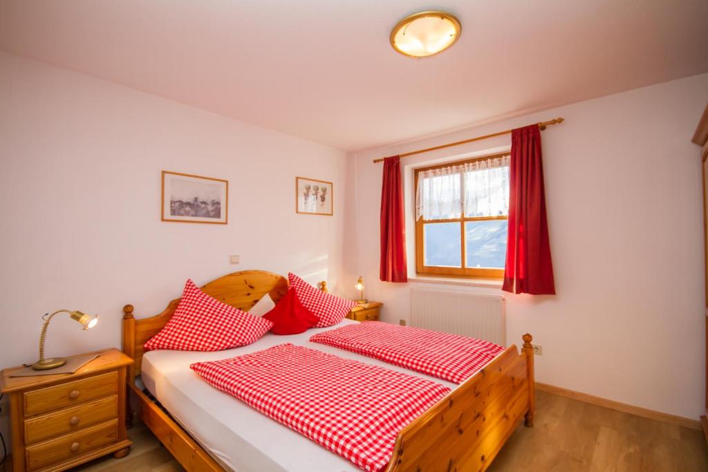 A bed or beds in a room at Birkenhof
