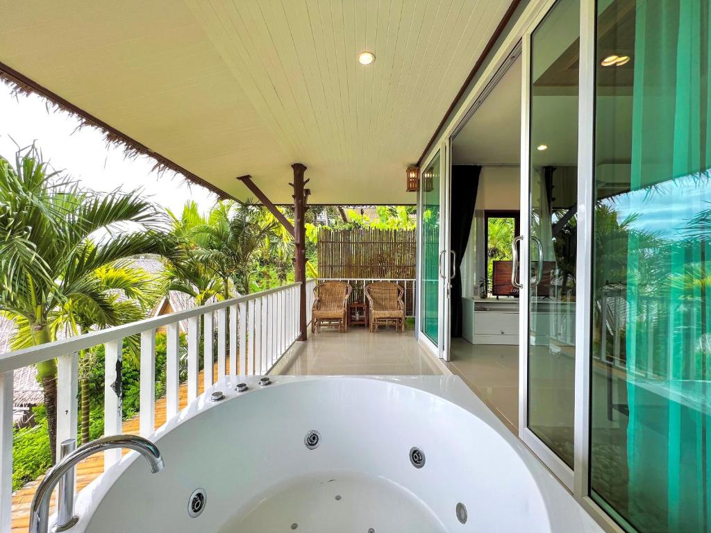 Baan Phuvara Retreat - Romantic Jacuzzi Mountain View Villas - 9