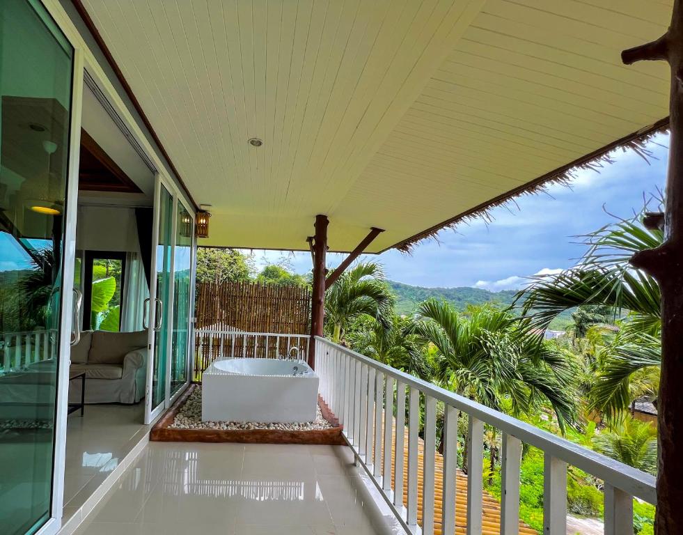 Baan Phuvara Retreat - Romantic Jacuzzi Mountain View Villas - 4