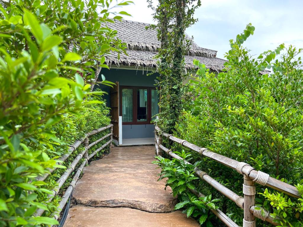 Baan Phuvara Retreat - Romantic Jacuzzi Mountain View Villas - 12