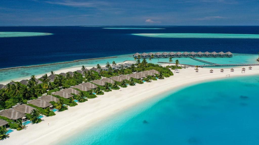 eine Luftansicht eines Resorts im Meer in der Unterkunft Sun Siyam Iru Veli Premium All Inclusive in Dhaalu Atoll