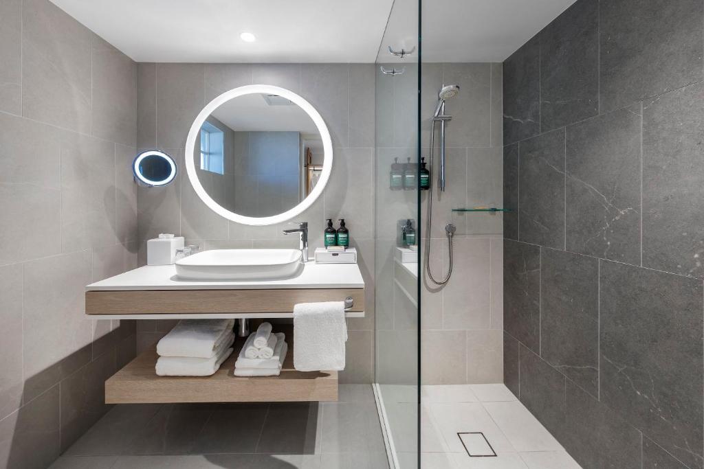 Ванная комната в Crowne Plaza Hawkesbury Valley by IHG