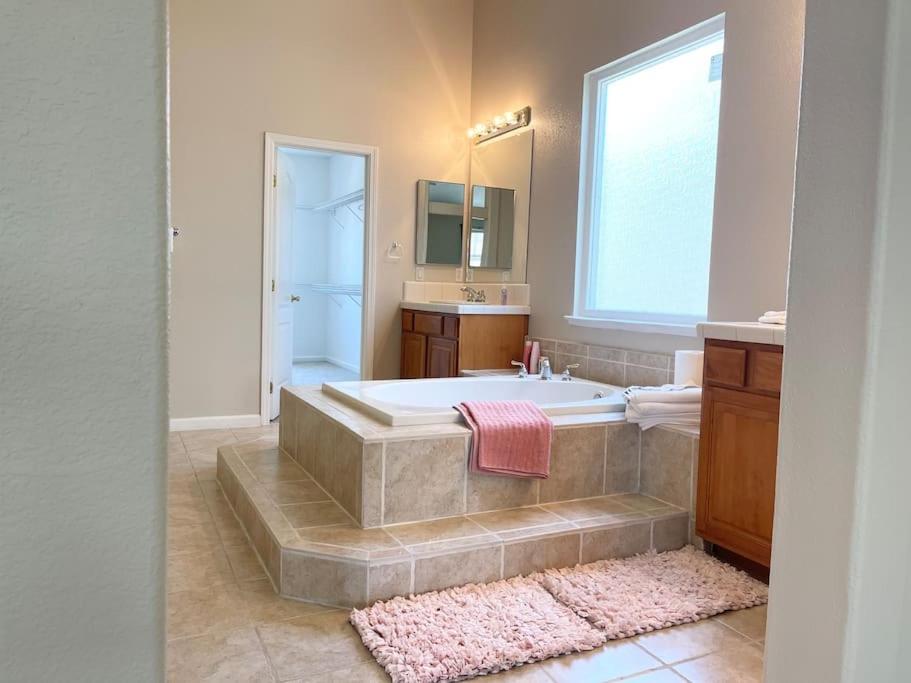 baño grande con bañera y lavamanos en LAKE view Elk Grove house 3300 sqf 5 bedrooms, en Elk Grove