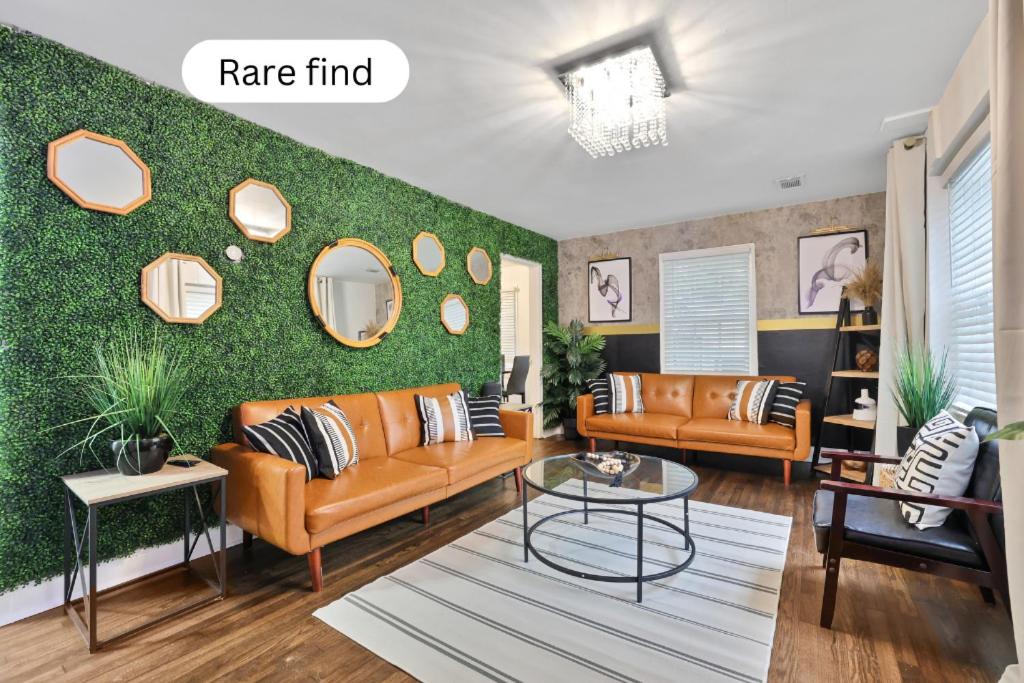 uma sala de estar com mobiliário laranja e uma parede verde em Atlanta Retreat Message For Spring Special em Atlanta