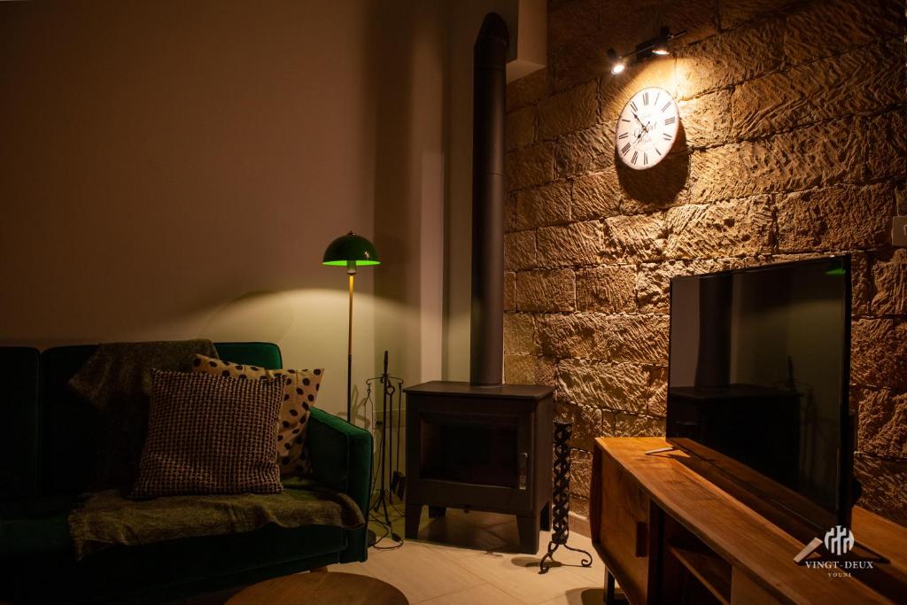 TV a/nebo společenská místnost v ubytování VINGT-DEUX Vouni 22
