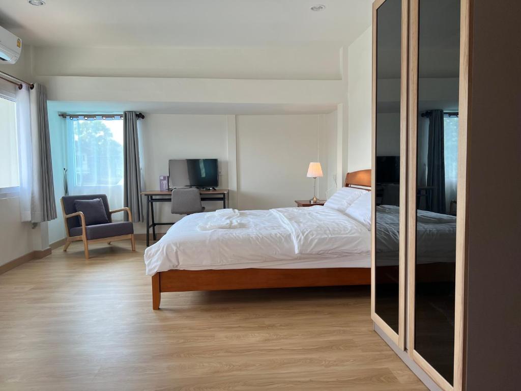Rúm í herbergi á 92 Chiangrai poshtel