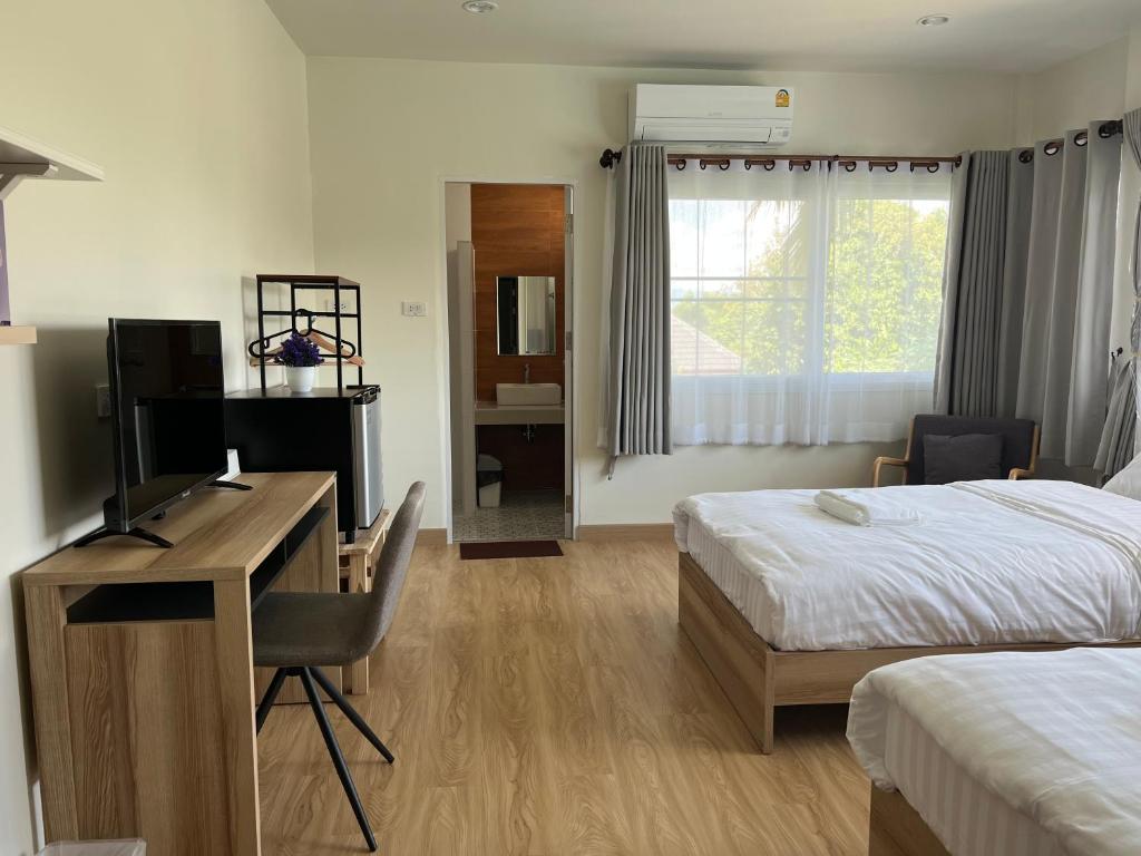 Rúm í herbergi á 92 Chiangrai poshtel