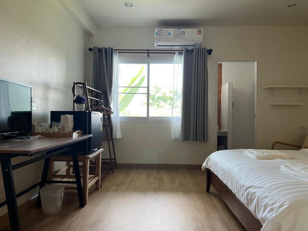 Rúm í herbergi á 92 Chiangrai poshtel