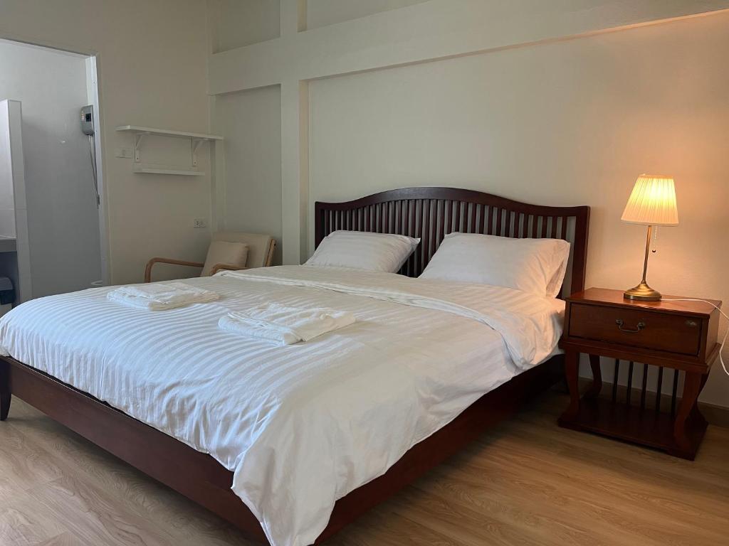 Rúm í herbergi á 92 Chiangrai poshtel