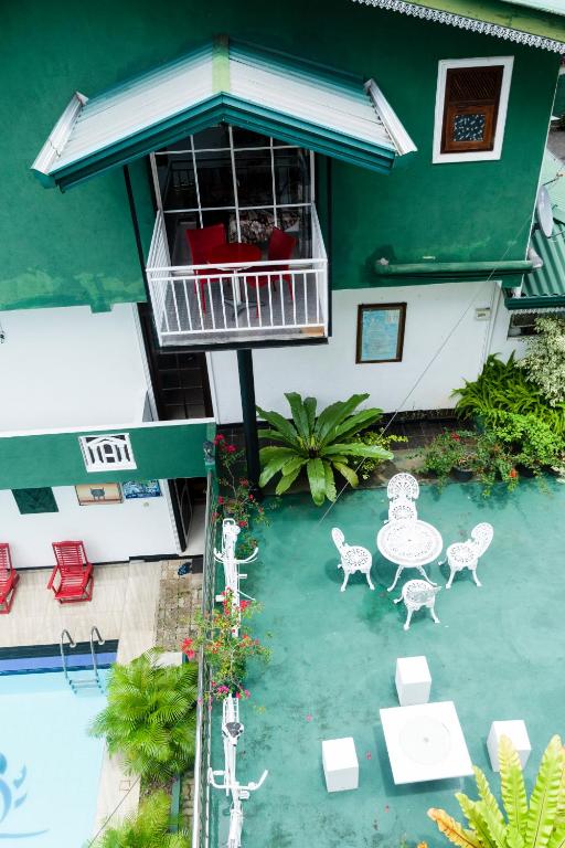 Balkón nebo terasa v ubytování Kandy Riverside Villa