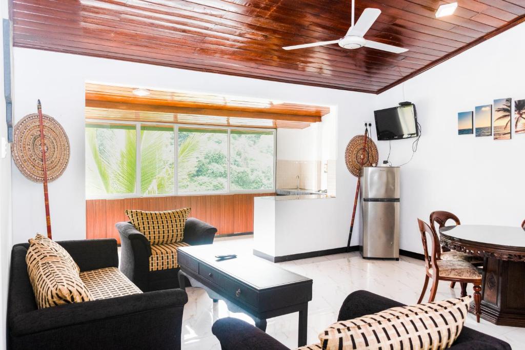 TV a/nebo společenská místnost v ubytování Kandy Riverside Villa