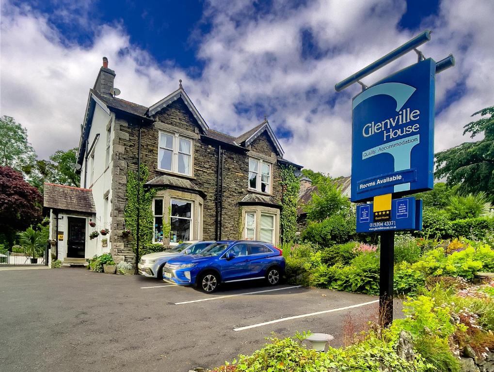 un coche azul estacionado en un estacionamiento frente a una casa en Glenville House - Adults Only - Incl FREE off-site health club with swimming pool, hot tub, sauna & steam room, en Windermere