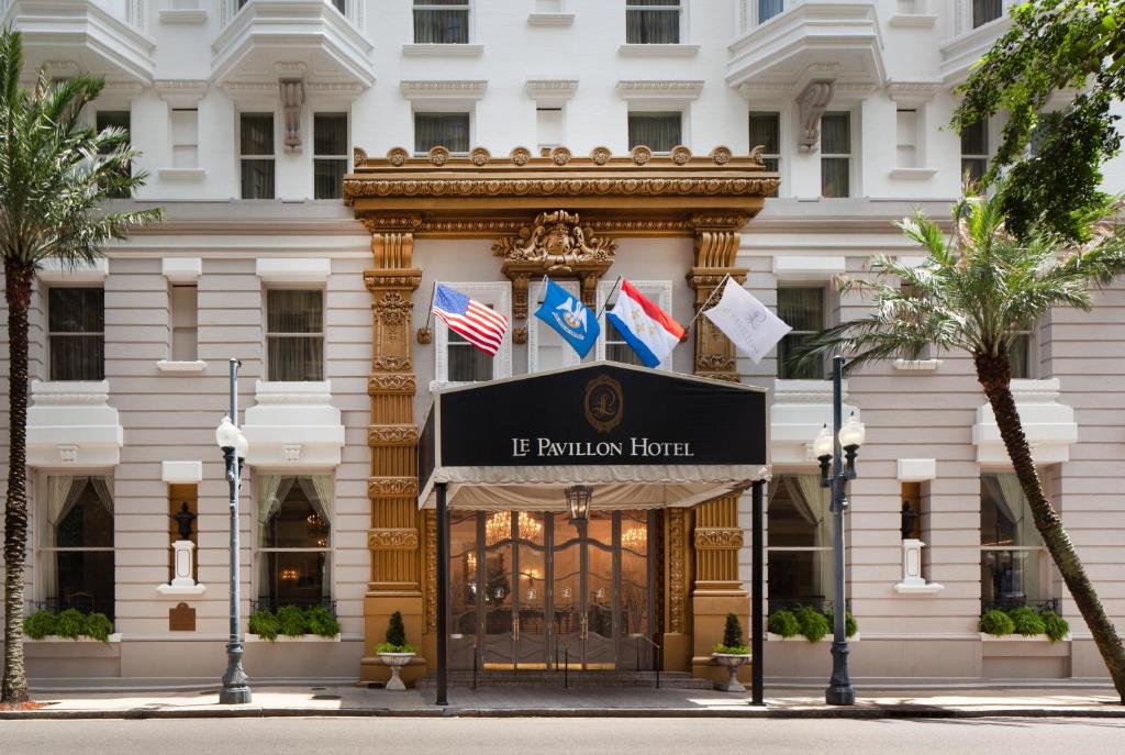 una vista frontal del hotel Trump de Los Ángeles en Le Pavillon New Orleans en Nueva Orleans