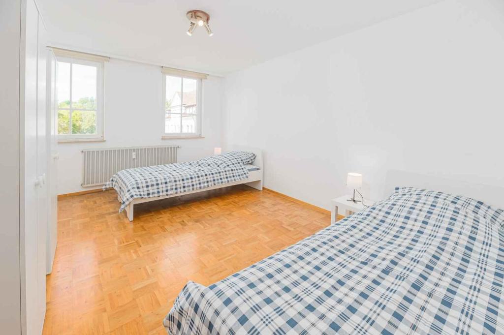 a bedroom with two beds and a wooden floor at MONTEURWOHNUNG in Göppingen RAUMSCHMIDE Apartments in Göppingen