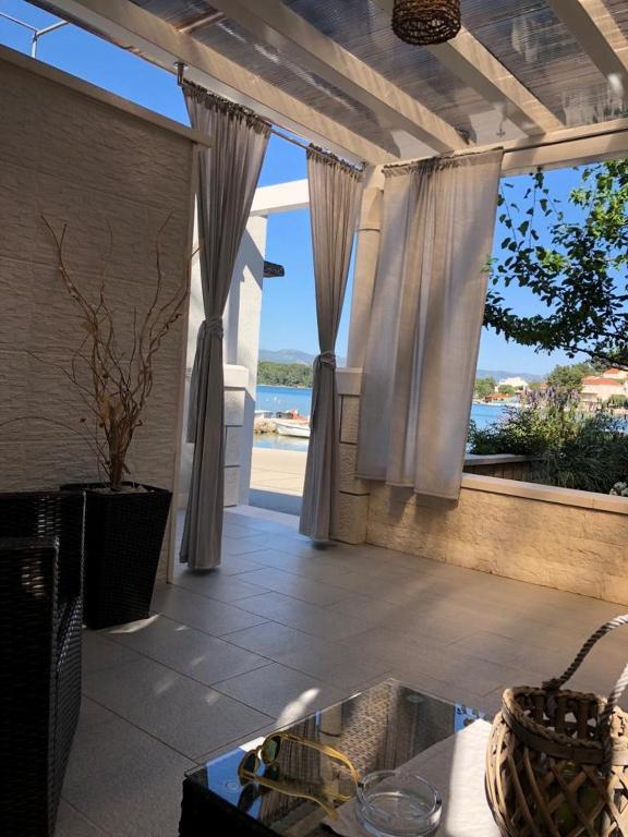 Posedenie v ubytovaní Studio apartment in Lumbarda with Seaview, Terrace, Air condition, WIFI (128-3)