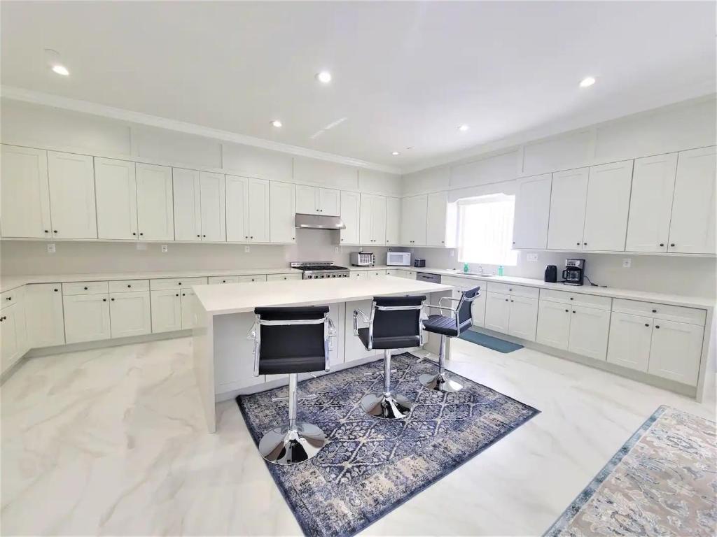 Huge Family Home Near Disneyland & SoCal Beaches, Midway City (updated