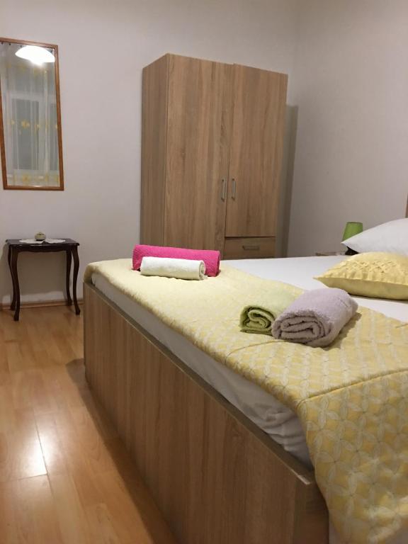 Posteľ alebo postele v izbe v ubytovaní Apartment in Slatine with terrace, air conditioning, WiFi, washing machine (4782-3)