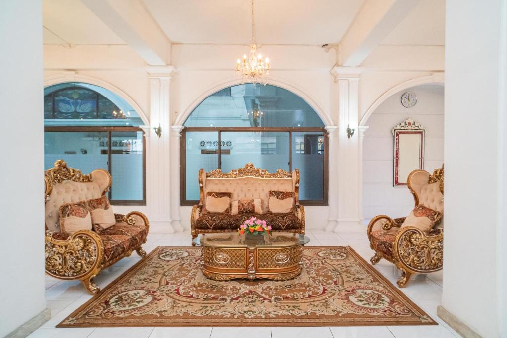 salon ze stołem i krzesłami w obiekcie RedDoorz Plus at Hotel Surya Solo w mieście Surakarta