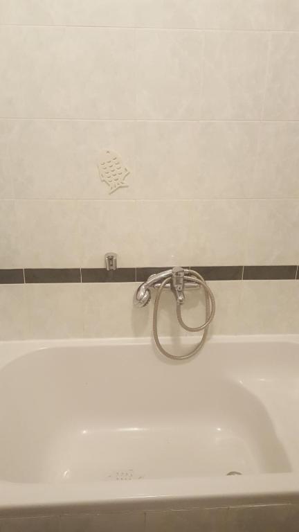 wanna z kranem w łazience w obiekcie Apartment in Sukošan with sea view, terrace, Wi-Fi (4813-2) w Sukošanie