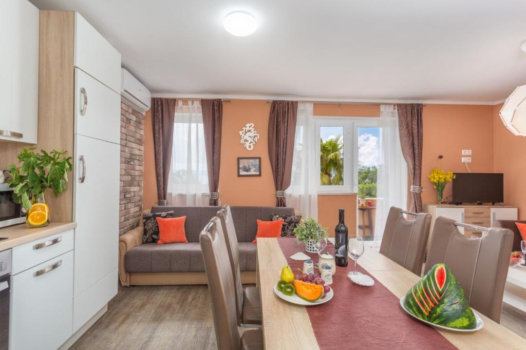 Część wypoczynkowa w obiekcie Apartment in Njivice with sea view, balcony, air conditioning, WiFi (4930-1)