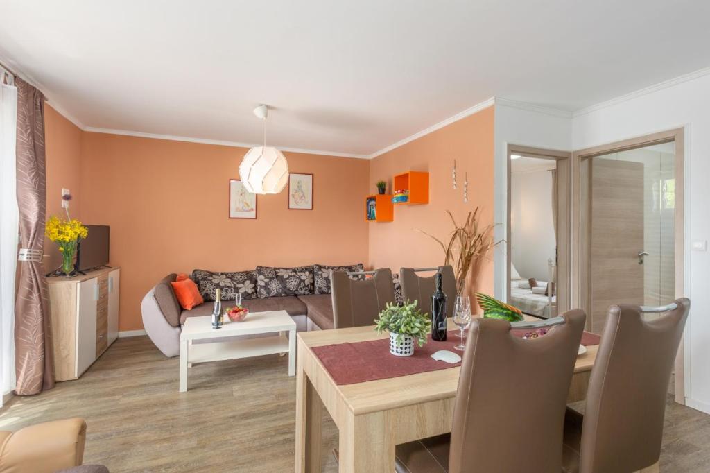 Część wypoczynkowa w obiekcie Apartment in Njivice with sea view, balcony, air conditioning, WiFi (4930-1)