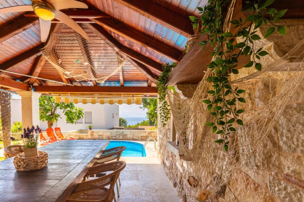Basen w obiekcie Apartment in Njivice with sea view, balcony, air conditioning, WiFi (4930-1) lub w pobliżu