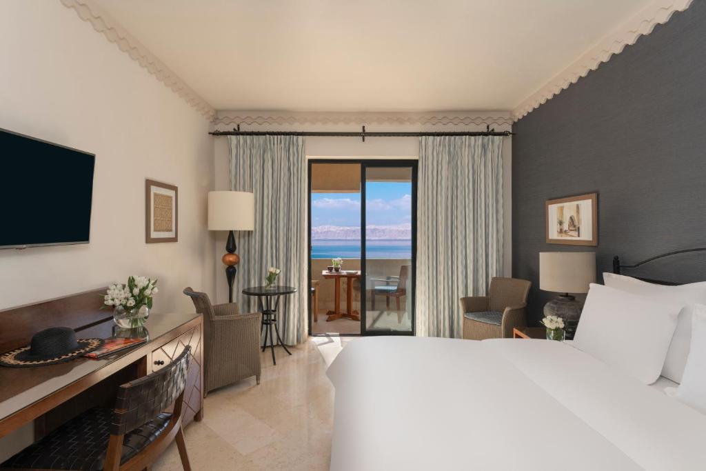 Postel nebo postele na pokoji v ubytování Mövenpick Resort & Spa Dead Sea
