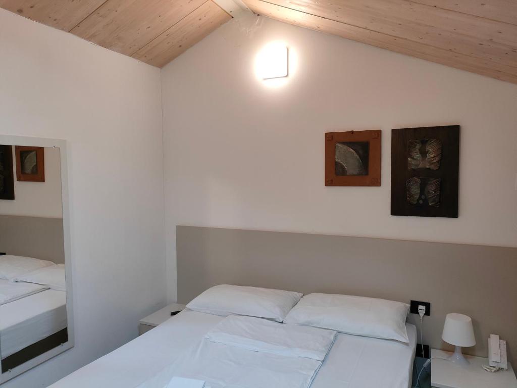 Łóżko lub łóżka w pokoju w obiekcie La Corte Room & Relax