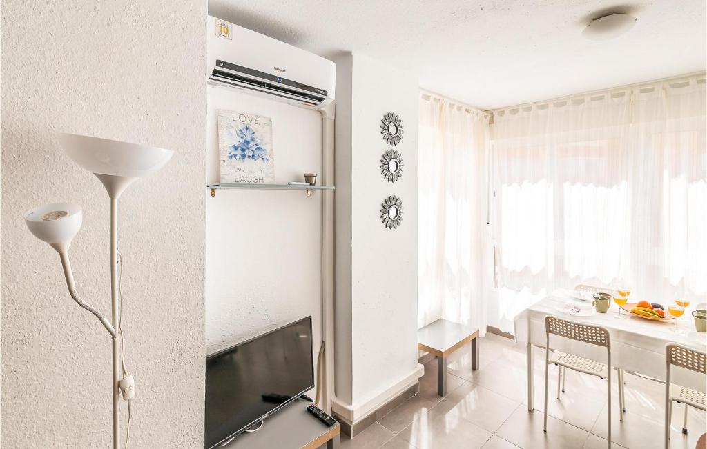 Televízia a/alebo spoločenská miestnosť v ubytovaní Beautiful Apartment With Pool
