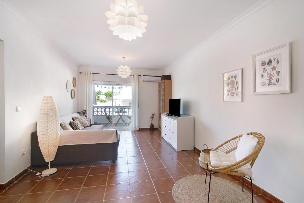 uma sala de estar com uma cama e um sofá em Santa Luzia Apartment Sl016 em Santa Luzia