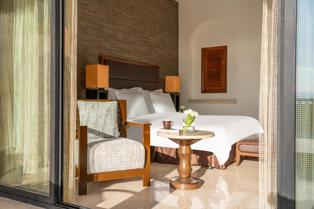 Postel nebo postele na pokoji v ubytování Mövenpick Resort & Spa Dead Sea