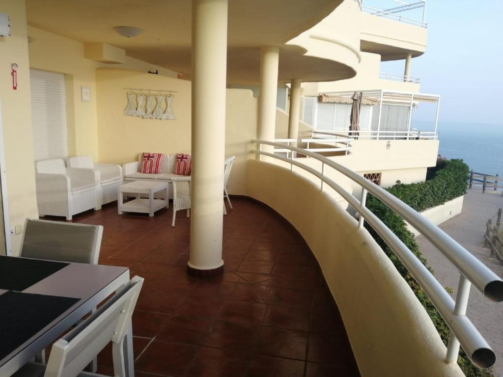 Balkón alebo terasa v ubytovaní Holidays2Benalmadena Torrequebrada Sea view Front beach with pool parking & terraces
