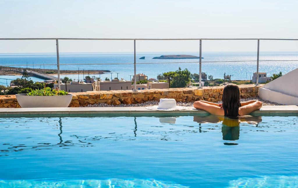 Bazén v ubytování Makrikythera Luxury Suites - Private Pool or Hot Tub Suites nebo v jeho okolí