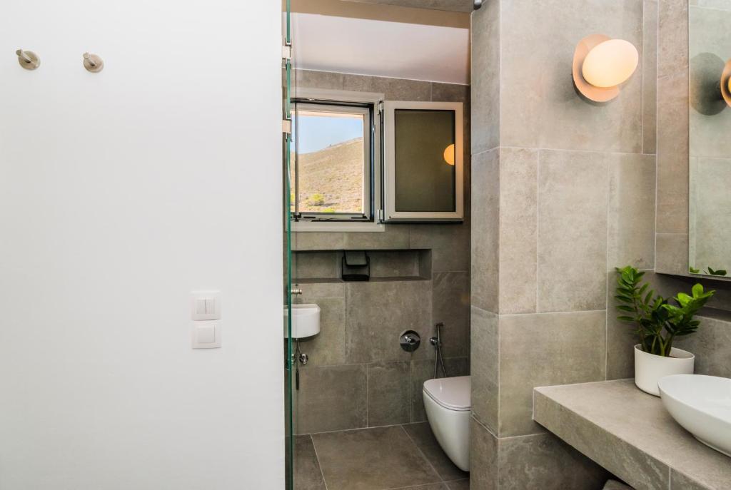 Koupelna v ubytování Makrikythera Luxury Suites - Private Pool or Hot Tub Suites