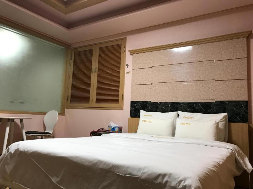 Postel nebo postele na pokoji v ubytování Sharp Hotel Jeonju