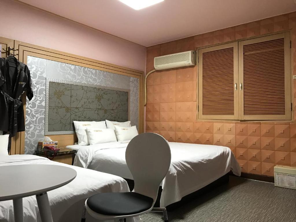Postel nebo postele na pokoji v ubytování Sharp Hotel Jeonju