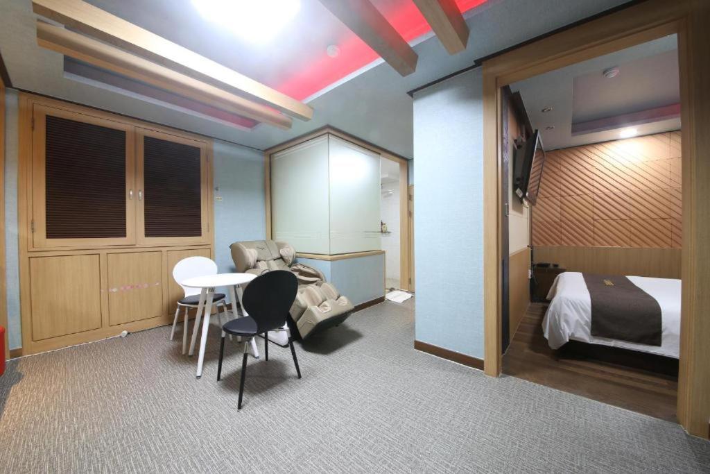 Postel nebo postele na pokoji v ubytování Sharp Hotel Jeonju