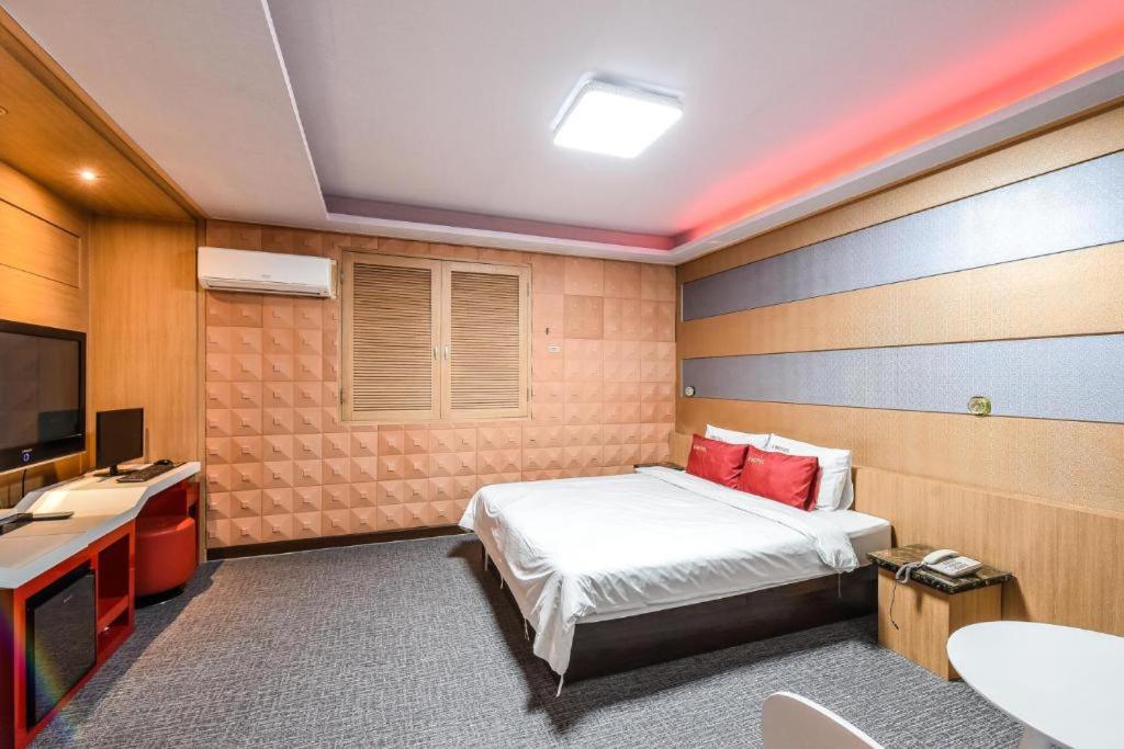 Postel nebo postele na pokoji v ubytování Sharp Hotel Jeonju