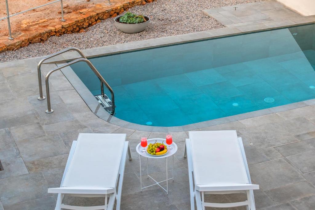 Bazén v ubytování Makrikythera Luxury Suites - Private Pool or Hot Tub Suites nebo v jeho okolí