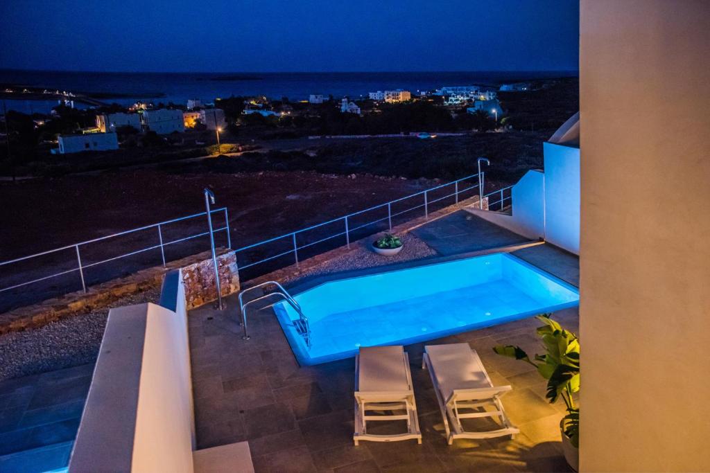 Bazén v ubytování Makrikythera Luxury Suites - Private Pool or Hot Tub Suites nebo v jeho okolí