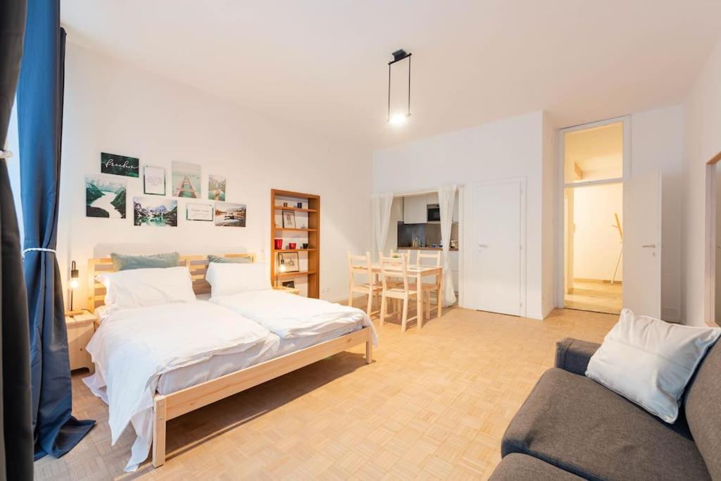 ein Schlafzimmer mit einem Bett und einer Couch in der Unterkunft Lauben Apartment Bolzano in Bozen