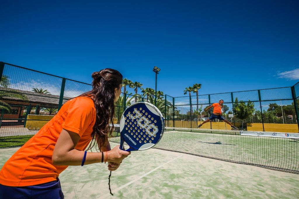 Tenis alebo squash v ubytovaní Camping Estival Vendrell Platja alebo jeho okolí