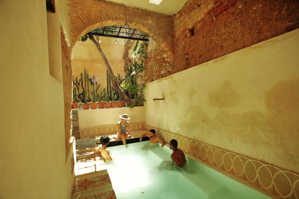 eine Gruppe von Kindern, die in einer Badewanne in einem Zimmer spielen in der Unterkunft FIXIE LOFTS Slow Life Villa in Santo Domingo