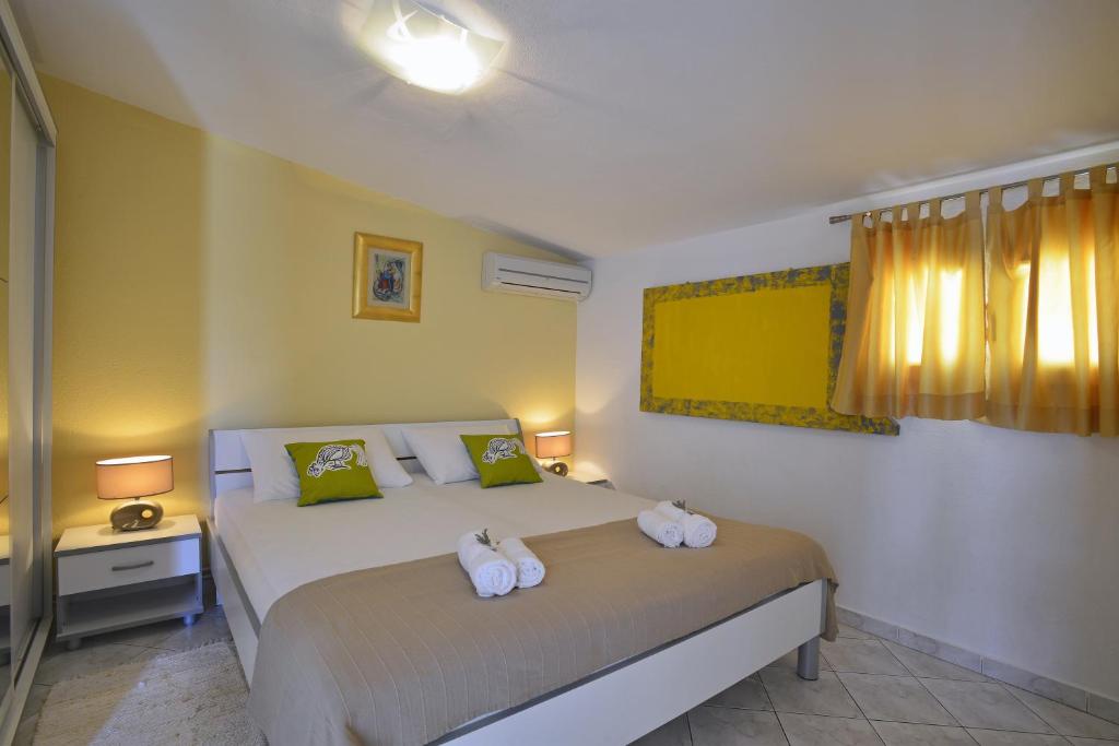 Postel nebo postele na pokoji v ubytování Apartments and Rooms Bonkan Hvar