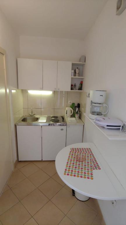 Kuchyňa alebo kuchynka v ubytovaní Studio apartment in Bol with sea view, terrace, air conditioning, WiFi 3634-1
